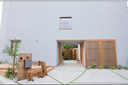 合宿では海沿い4階建屋上を持った施設を借りて実施。品質やデザイン、開発から事業に至るまで全員で議論をし尽くすような時間を過ごすこともあります。スモールチームだから、本質を語ることは忘れません。