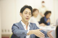 弊社代表の植草貴哉。6年間ドバイに拠点を構え会社経営をしてきました。ドバイに居住しながら40か国以上を渡り歩き自由な生活を手に入れた一方で、人の喜ぶ姿が自身の一番の喜びだと気づき帰国、ヒューマンプラスに参画。