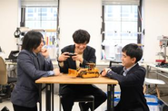 営業部門と技術部門が連携し、お客様へのソリューション提案、開発を行う