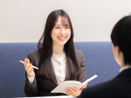 誰かの“働く”を支えるのが、あなたの仕事。AIが進化する今も、人の想いや気づかいは、仕事の中で大切に残っています。当社では、そんな“人の力”を活かせる環境です。