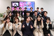 2025年新入社員入社式！ 温かい雰囲気と期待に包まれてスタート！  このあと人事や新入社員がスクリーンに資料を映して自己紹介をしていきました。社内イベントなど、定期的に集まる機会があるのでご安心ください！