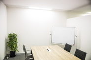 本社オフィスに仕事帰りに顔を出してくれるメンバーがリラックス出来るよう、MTGルームは木目と白を基調に整えています。