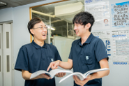 新人二人の相談シーンをパシャリ！「どうすれば生徒はもっと楽しいかな」人を喜ばせる仕事って楽しいですね！新人でもどんどん意見が言える環境です！