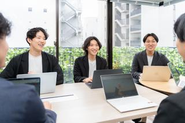 私たちは、自身のワクワクとビジョンを「今までにない方法」で徹底的に追求します！フォロワー15万人を誇る日本最大級のサウナメディア『サウナコレクション』の運営や、ゼロからのサウナ付き宿泊施設立ち上げ、現在は日本最大級の旅行メディアつくりという圧倒的なワクワクを形にしています。働き方のプロセスも超革新的。日常的にAIを徹底活用し、オフィスは全席自動昇降デスクとウォーキングマシンを完備！歩きながら働き、思考の枠を外す。常に最先端の環境とアプローチで新しい価値を創造し続ける組織です。