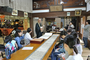 地域の歴史に縁深い寺を尋ね住職からお宝を学んだ授業。