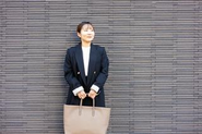 メンバーの平均年齢は約29歳と若いですが、頼もしい経歴をもったキャリア採用組から、フレッシュな新卒採用組まで20〜60代まで幅広い年代のメンバーが活躍しています。 経験や年齢が異なっていても、個人個人が叶えたい目標や夢を持ち、Mマクロジのメンバーとしてそれぞれ努力し、時には協力し合っているからこそ事業も成長しています。