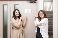 弊社の入り口はこちらになります！お気軽に遊びにきてくださいね。