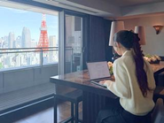 店舗スタッフとのコミュニケーションも、とても大切な仕事のひとつ。 スタッフが笑顔で働ける環境をつくるのは、会社、そしてマネージャーの大切な役割です。 スタッフの笑顔が増えれば、自然とお客様の笑顔も増えていく。 そんな「笑顔の連鎖」を生み出す存在でありたいと考えています。