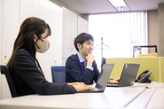 社内はフリーアドレスで「今日は窓際で明るく」など、その日の気分で仕事場を選ぶことが可能です。また気分に合わせたBGMを流すことも可能です。