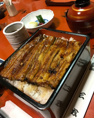 ランチ会予算が余っていたので、先日はちょっと豪華にうな重（上）でした (^^