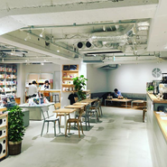 「BOOK LAB TOKYO」店内写真。奥にはソファー席があり、くつろげる空間です。