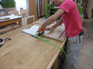 工場では家具職人が一つひとつの工程を丁寧に仕上げていきます。