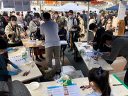 「出張！体験直送便かまぼこを作ろう！」の一コマ。食育を通して魚食文化を広める活動もしています。