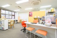 オレンジを基調とした明るい店内。ここで講座・イベントも開催します。