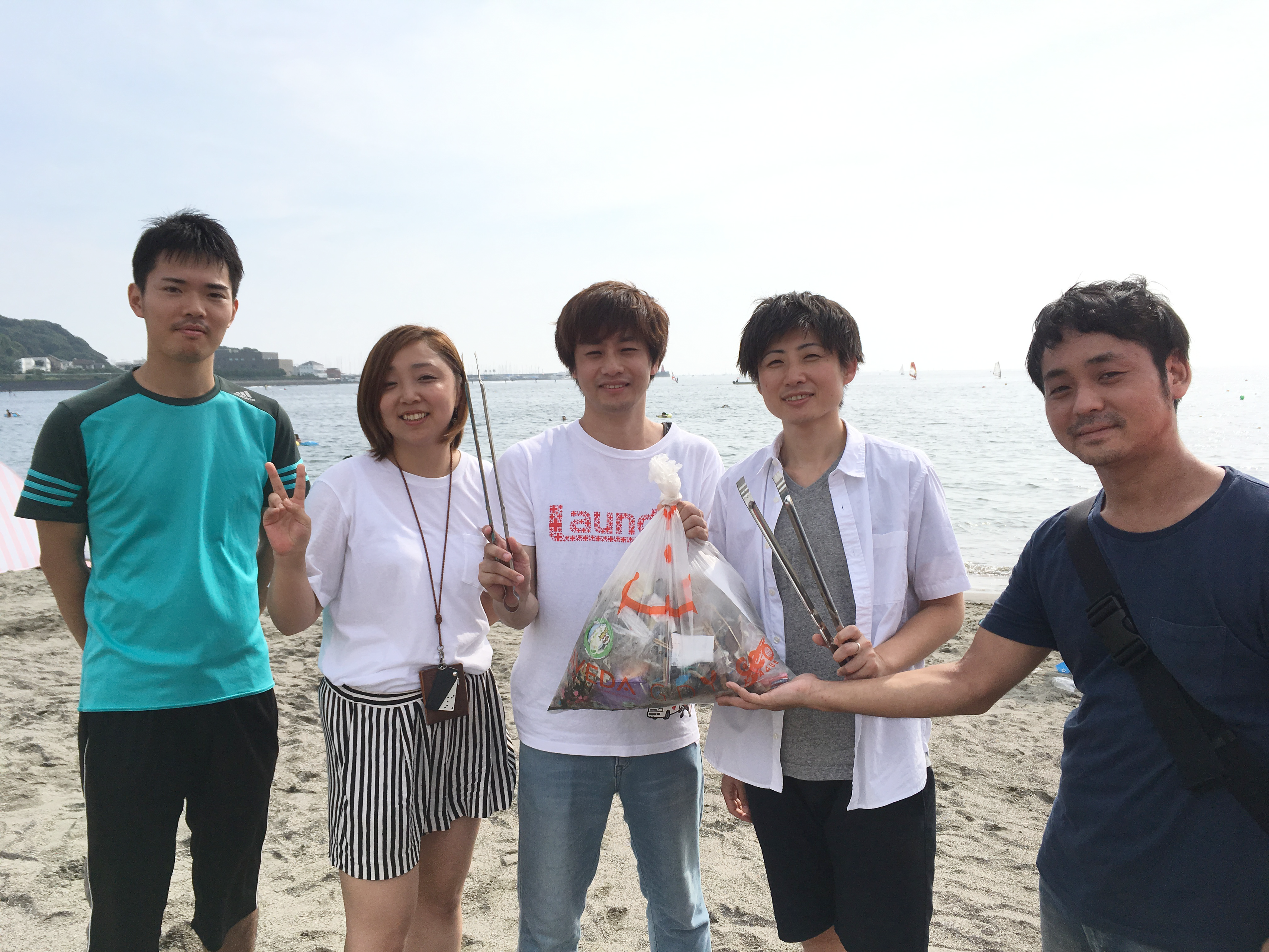 ゆるさに拍車がかかる8月、ゆる運動部は海でゴミを拾い、ビーチボールを追いかけました。