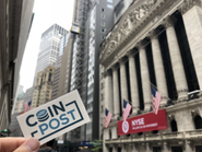 ニューヨーク証券取引所前にて 