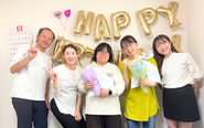 メンバーのバースデーには花束をプレゼント！福利厚生でアニバーサリー休暇も用意するなど、社員を大切にしています。
