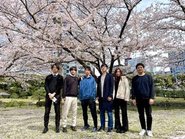 「孤独や退屈や不安は、挑戦に関わることでこそ解消される」　　　　例えば、成果を出すためにチーム全員で毎晩遅くまで働いたプロジェクトや、試合に勝つためにボロボロになるまで頑張った部活、夢中になって仲間とアイデアを出し合った文化祭。それはきっと大変なものでしたが、そこに孤独や退屈、不安を感じている人はいなかったはずです。だから私たちは、人々から孤独・退屈・不安をなくすために、たくさんの人を巻き込んで挑戦を続け、私たち自身が1番の挑戦者であり続けます。