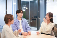 部署の垣根は一切なし。仕事でも、プライベートでもメンバー同士のコミュニケーションは活発です。