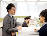 社内は一フロアに全社員があつまり、フリーアドレスで部署の垣根もありません。営業・エンジニアが一体となって新事業を生み出しています。