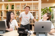 プリズマの主力は20〜30代の若手社員たち。ほとんど未経験から入社し、WEBアーケティングを基礎から学び活躍しています。