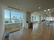 エントランスからと打ち合わせスペース。大きな窓から札幌の街並みが見えます。