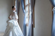 ドレスはすべて、ヨーロッパを中心とした海外のアトリエで買付け。普段は花嫁様に寄り添うスタッフが、直接その目で見てご提案するドレスを選びます。工場ではなく、刺繍やレースを含め、現地の職人たちがシルクのウェディングドレス。その軽さと美しさは、特別です。その本当に美しいドレスが日本人の体型にも合うよう、アトリエに出向いてデザイナーと調節を行います。こうしてできたGRANMANIEでしか提供できない、本当に美しいドレス。ウエストからふんわりと広がった愛らしいシルエットはお姫様そのもの