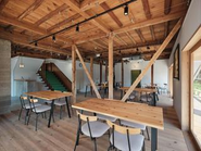 開放感のあるカフェスペース