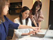 オフィスメンバーはHP管理やプレスリリースなどを担当し、事業面をサポート