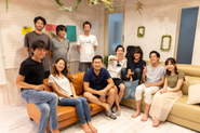1周年パーティーにて。現在従業員は12名(業務委託含む)