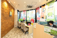 お客様のアクセスも考えて、店舗はすべて駅徒歩１分（本社除く）の好立地。店舗内もきれいで不動産屋のイメージはありません。