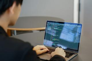 自身で気づいた課題や社内からの問い合わせにもすぐに対応。常に改善に努めています。自社サイトやシステムを管理しているため、他部署との関わりも多いです。
