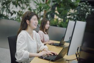 ラクスルが目指すのは、単なる「便利なサービス」ではありません。日本にいまだ多く存在する「ずっとアナログなまま」の産業分野にテクノロジーを導入し、私たちが世界を変えていこう。そんな独自のポジションを築いていることが強みです。