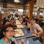 この日の“飲み会”はちょっと特別。 社員みんなでディズニーシーへ行きました！ アトラクションもフードも満喫して、最高のリフレッシュになりました。