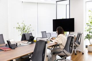 営業部：コミュニケーションが取りやすい様開けたデスク
