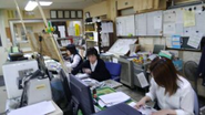 電話センターで指示を出すオペレーター