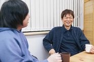 打ち合わせスペースで談笑