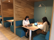 仕事をする場所も自由！打ち合わせも兼ねて仕事ができちゃうbox席。