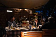 社員旅行のひとコマ。みんなで料理を作って吞みながら。先輩後輩、上司部下に関係なく、遅くまで会話に花が咲きます。