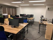 【オフィス風景】フリーアドレスで、どこに座ってもOKです！個人ロッカーやウォーターサーバーもあります。