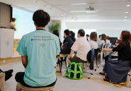 半年に一回、大阪本社のオフィスで半期の戦略発表会を実施しています。リアルのやりとりを通じて、普段関わりがない社員とのコミュニケーションも大切にしています。