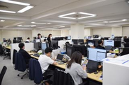 ほぼワンフロアに全部署が集結しており、部門の垣根を超えたコミュニケーションも迅速に可能です