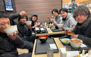 仲間と食べる夜間作業終わりの牛丼。