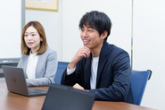 上司・部下の垣根はなし。フラットに議論できるチームカルチャーが成長の土台です。