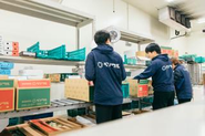 深夜に受注した商品をその日朝届けるため、データを活用し、他社では追随できないスピードで非常に効率的な仕分け作業をしています。