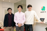 左から順に：取締役CFO 平岡・代表取締役 佐藤・取締役COO 山本