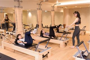 【理学療法士監修による科学的アプローチ】肩こりや腰痛、姿勢不良など「仕方ない」と諦められがちな不調を、根本から改善することを目的としたプログラムを提供しています。身体の構造やリハビリテーションの知見をベースに、筋肉や関節に過度な負担をかけず、正しい動きの習慣を取り戻す。安全かつ効果的なメソッドだからこそ、初心者から運動経験者まで安心して取り組むことができます。
