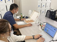 WEBミーティング中の営業部長（奥）です