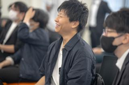 業績から新規事業のアイデア、有志プロジェクトの立ち上げまで。月次定例会は、会社の「今」を全員で共有し、ポジション問わずフラットに交われる場です。