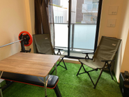 奥の部屋には人工芝とキャンプ用チェア、筋トレグッズを設置していて、リラックスしながら仕事ができる環境に。